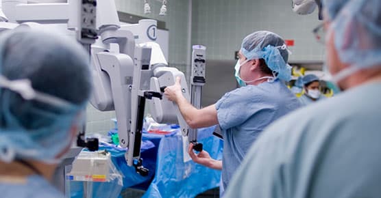Physician Konstantin Umanskiy, MD, Assistant Professor of Surgery, in surgery